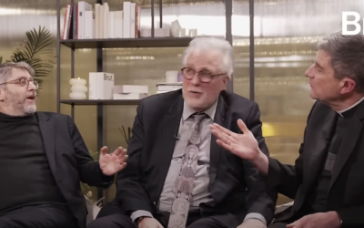 Trois autorités religieuses se rencontrent et parlent autour d’une table